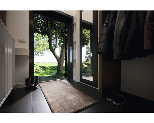 Vstupní prostor s rohožkou, šatnou a výhledem do zeleně