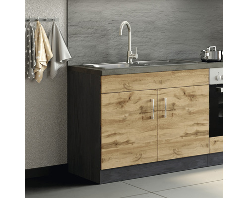 Kuchyňská linka s dřezem, vodovodní baterií a dřevěným dekorem