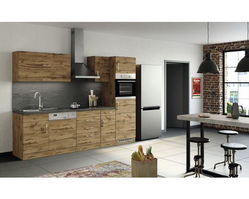 Moderní kuchyně s dřevěnými čely, dřezem, myčkou nádobí a elektrickými spotřebiči ve světlé místnosti