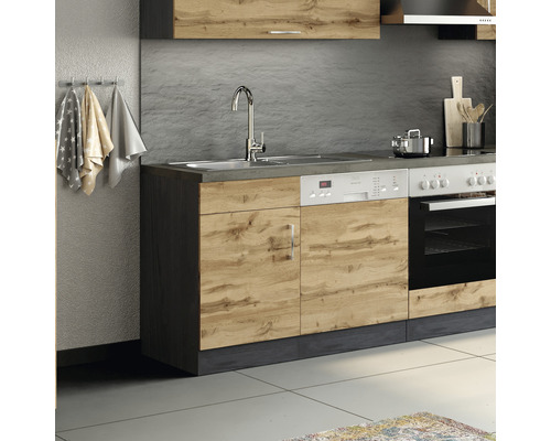 Kuchyňská linka s dřezem, myčkou a troubou ve vzhledu dřeva