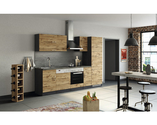 Moderní kuchyně s dřevěnými čely a vestavnými spotřebiči v světlém pokoji.