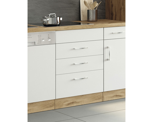 Kuchyňská linka s bílými čely, zásuvkami a myčkou nádobí