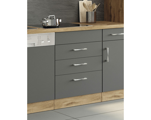 Kuchyňská linka s šedými skříňkami, zásuvkami a myčkou nádobí pod varnou deskou s hrncem.