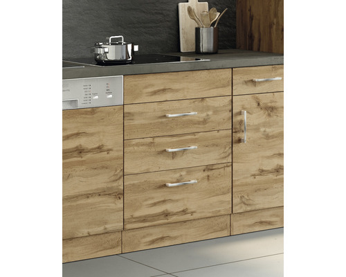 Kuchyňská linka s dřevěnými čely, dřezem, varnou deskou a myčkou nádobí