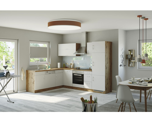 Světlá místnost s kuchyní do L v bílé barvě a vzhledu dřeva, jídelní stůl a stropní svítidlo.