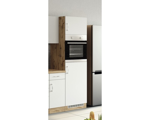 Kuchyňská scéna s vysokou skříní a vestavnou troubou