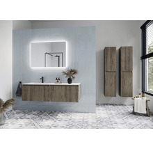 Koupelna s umyvadlem, zrcadlem s osvětlením a dvěma vysokými skříněmi