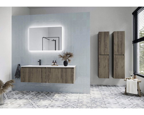 Koupelna s umyvadlem, zrcadlem s osvětlením a dvěma vysokými skříněmi