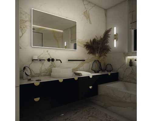 Světlá koupelna se zrcadlem, umyvadlem a vzhledem mramoru