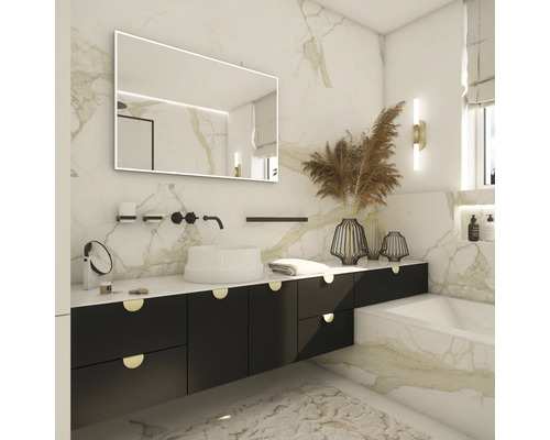 Světlá koupelna s umyvadlem, skříňkou pod umyvadlo, zrcadlem a vanou