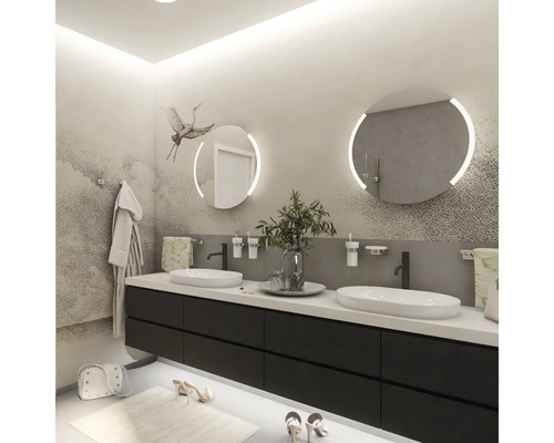 Moderní koupelna se dvěma umyvadly, kulatými zrcadly s osvětlením a tmavými spodními skříňkami.