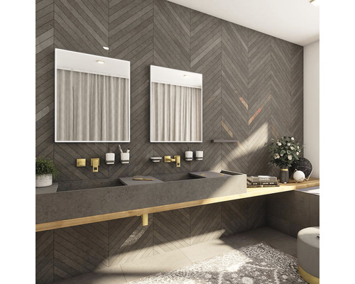 Koupelna s dvojitým umyvadlem, dvěma zrcadly a obkladem stěn ve vzoru rybí kosti