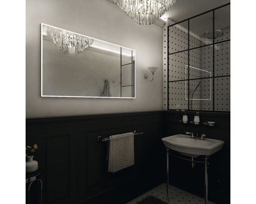 Moderní koupelna s obdélníkovým zrcadlem, umyvadlem a sprchovým koutem se skleněnou stěnou