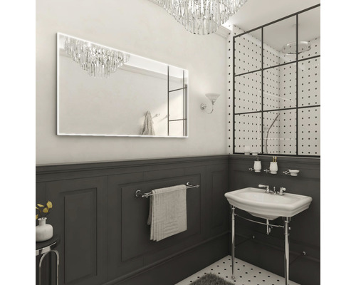 Koupelna se zrcadlem, umyvadlem, držákem na ručníky a sprchovým koutem ve světlém, uspořádaném designu.