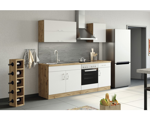 Kuchyňská linka s dřezem, sporákem, digestoří, horními skříňkami, lednicí a regálem na víno