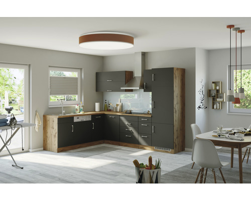 Moderní kuchyně s šedými skříňkami a dřevěnými prvky ve světlém pokoji.