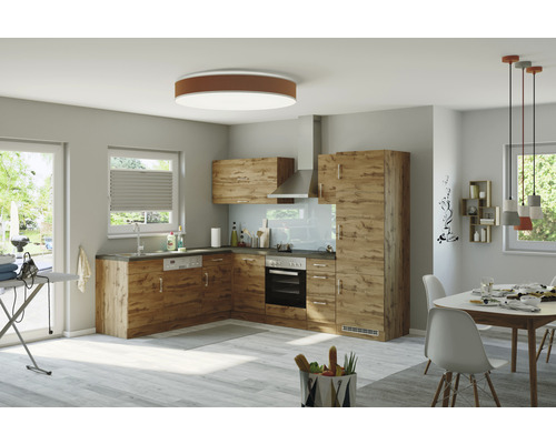 Moderní obytná kuchyně s dřevěnými čely, jídelním stolem a různými dekorativními prvky ve světlé místnosti.