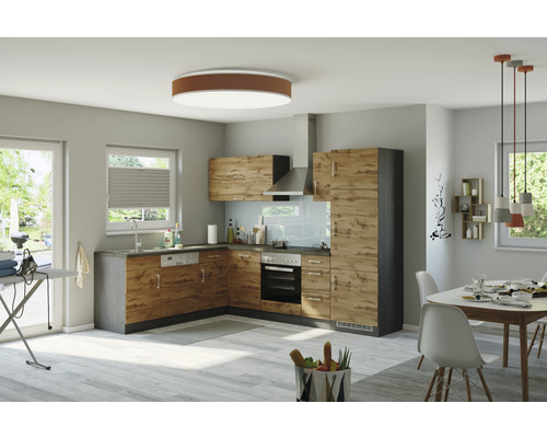 Světlá kuchyně s dřevěnými prvky, dřezem, sporákem a jídelním stolem