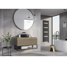 Moderní koupelna s umyvadlem, kulatým zrcadlem, topným žebříkem a volně stojící vanou