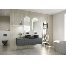 Moderní koupelna s umyvadlem, dvěma zrcadly, toaletou a vanou