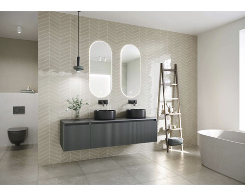 Moderní koupelna s umyvadlem, dvěma zrcadly, toaletou a vanou