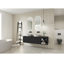 Koupelna s dvojitým umyvadlem, dvěma zrcadly s osvětlením, žebříkovou policí a vanou