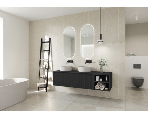 Koupelna s dvojitým umyvadlem, dvěma zrcadly s osvětlením, žebříkovou policí a vanou