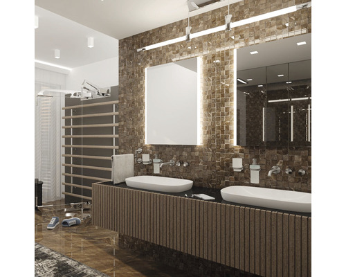 Moderní koupelna s dvojitým umyvadlem, osvětlenými zrcadly a mozaikovými obklady