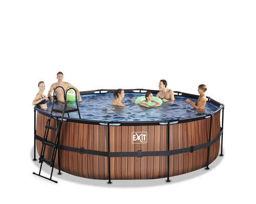 Kulatý bazén s dřevěným obložením, žebříkem a několika lidmi ve vodě.