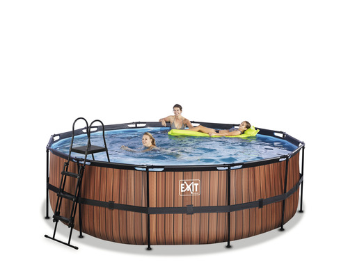 Kulatý rámový bazén s designem dřeva, žebříkem a třemi lidmi ve vodě.