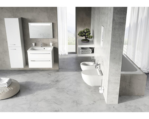 Koupelna s umyvadlem, zrcadlem, vysokou skříní, toaletou, bidetem a vanou