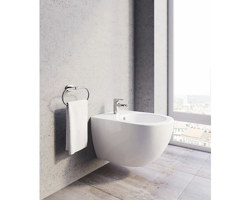 Moderní koupelna se závěsným bidetem a držákem na ručníky