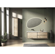 Moderní koupelna s umyvadlovou skříňkou, zrcadlovou skříňkou, osvětleným zrcadlem a závěsným svítidlem