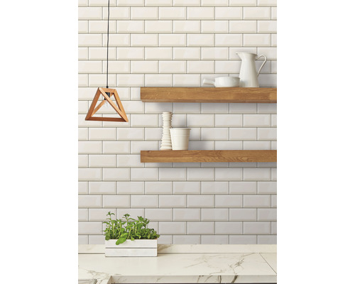 PVC obklad Ceramics SubwayTile bílý, šedý 67,5 x 400 cm Obkladové dlaždice ve stylu metro s dřevěnými policemi, závěsnou lampou a bylinkami na pracovní desce