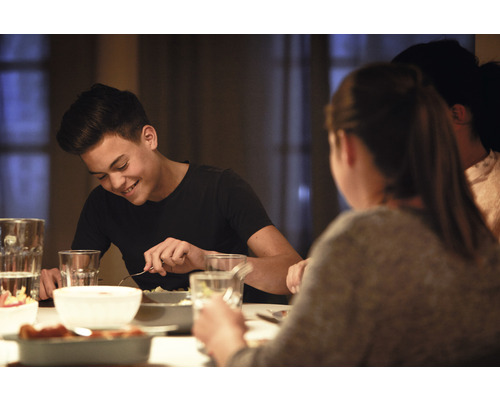 Scéna večeře s několika lidmi u stolu