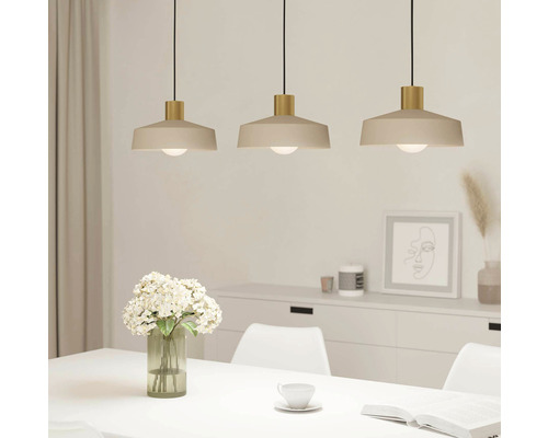 Tři závěsné lampy nad jídelním stolem ve světlé místnosti.