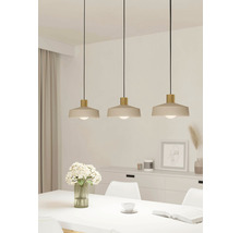 Tři kovová závěsná svítidla nad jídelním stolem