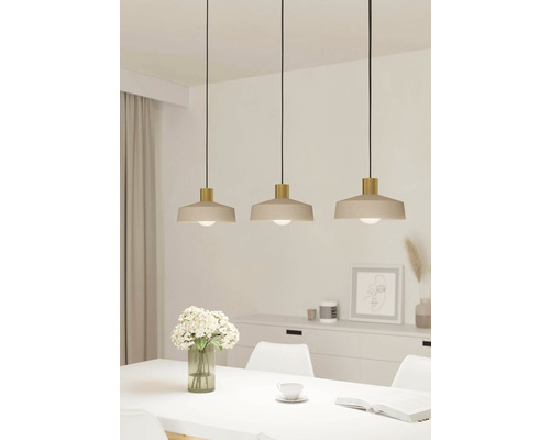 Tři kovová závěsná svítidla nad jídelním stolem