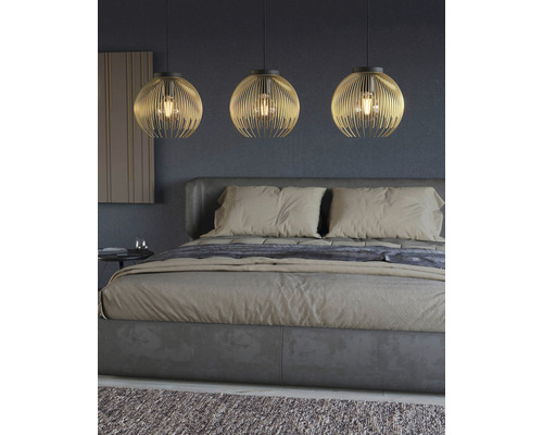Ložnice s postelí a třemi zlatými závěsnými svítidly.