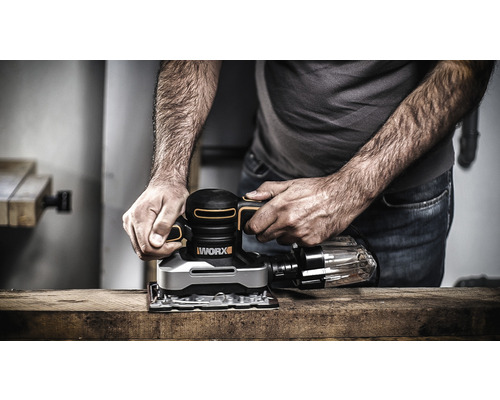 Muž brousí dřevěnou desku excentrickou bruskou WORX