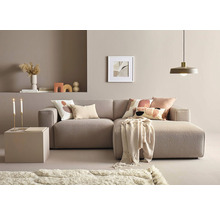 Obývací pokoj s rohovou sedací soupravou, konferenčním stolkem, kobercem a dekorací