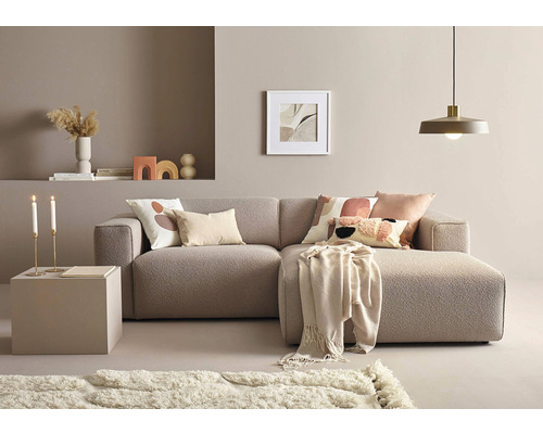 Obývací pokoj s rohovou sedací soupravou, konferenčním stolkem, kobercem a dekorací