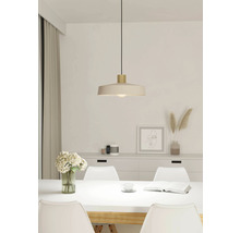 Scéna s jídelním stolem pod závěsnou lampou ve světlé místnosti.