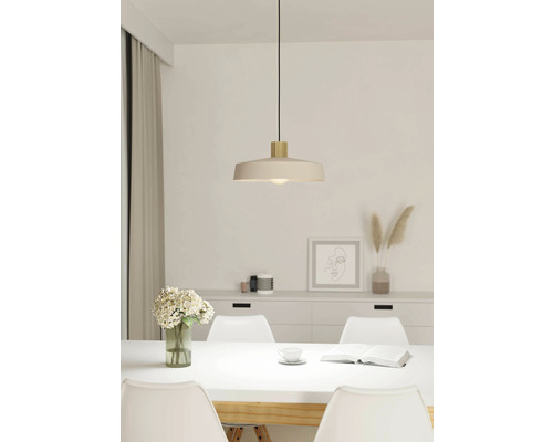 Scéna s jídelním stolem pod závěsnou lampou ve světlé místnosti.