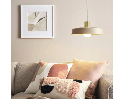 Obývací pokoj s visící lampou, polštáři a zarámovaným obrazem