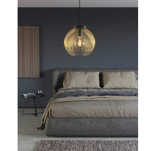 Ložnice s postelí a kulatým kovovým závěsným svítidlem