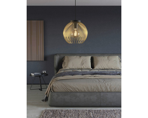 Ložnice s postelí a kulatým kovovým závěsným svítidlem