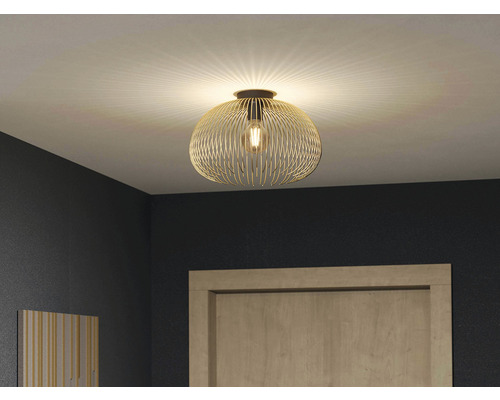 Stropní svítidlo s kovovým rámem v místnosti