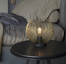 Dekorativní stolní lampa se sférickým stínidlem na nočním stolku