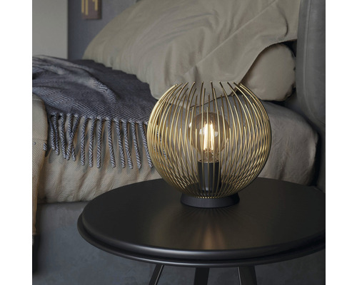 Dekorativní stolní lampa se sférickým stínidlem na nočním stolku